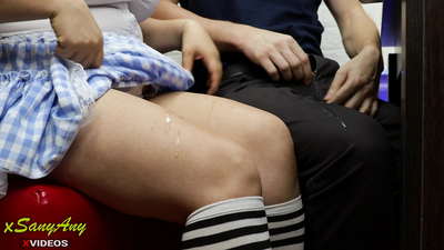 کم عمر سکول کی لڑکی ہوم ورک پر ہم جماعت کو جھٹکا دیتی ہے-xsanyAny