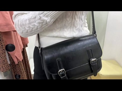 ❤️ فٹنگ روم میں ڈلڈو کے ساتھ نوجوان کتیا فیرل بیری کی عوامی مشت زنی ❤️ مقعد فحش  ﹏